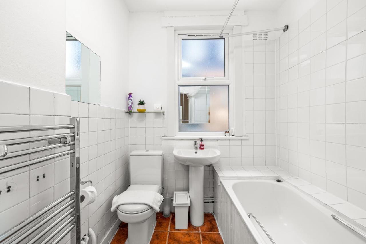 Homely 4-Bedroom Home With 2 Baths & Free Parking London Eksteriør bilde